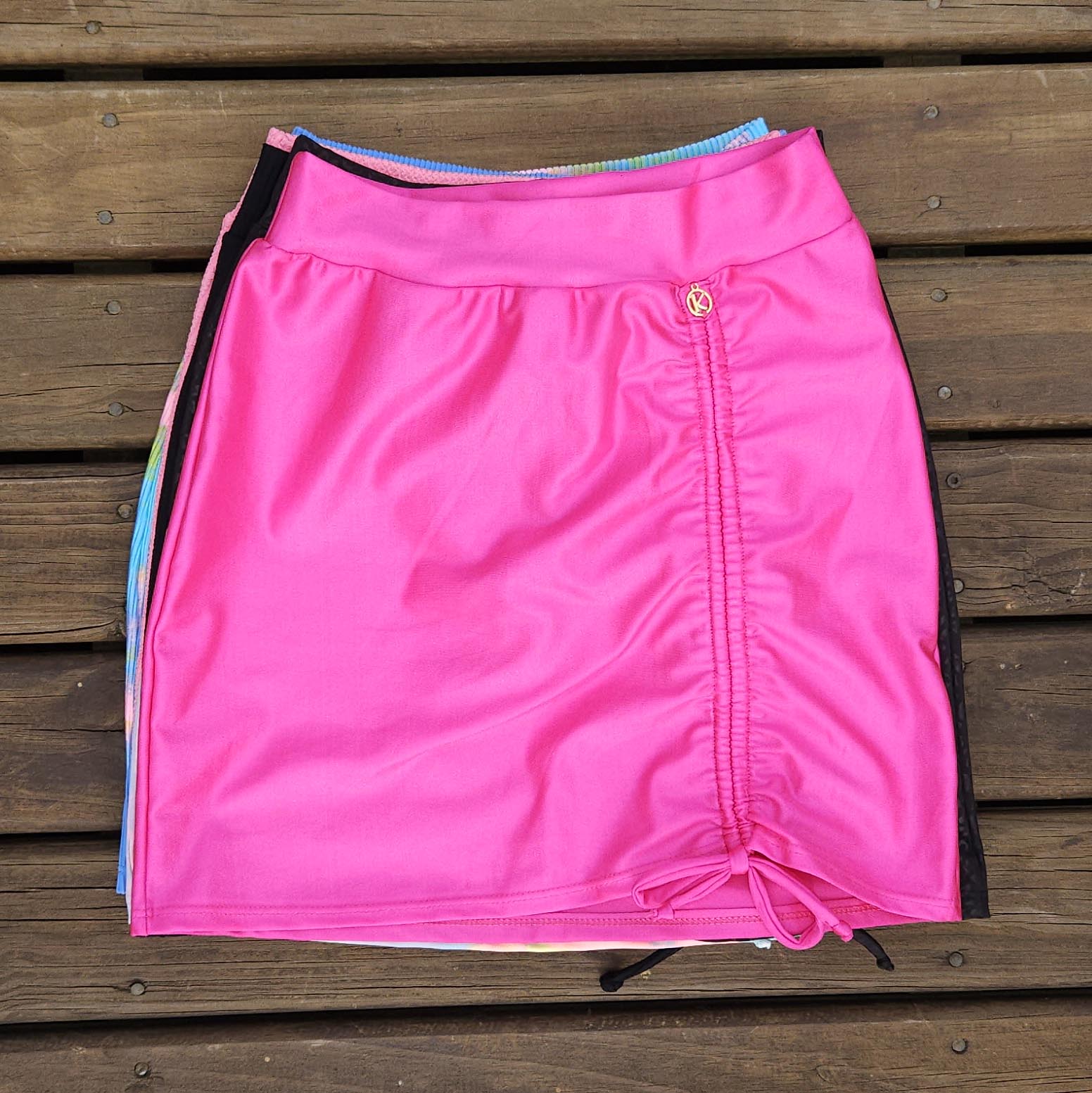Saia Colissê Metal Pink | Tecido Liso | Gringa | Saída de Praia | Mini Saia | Estoque Limitado