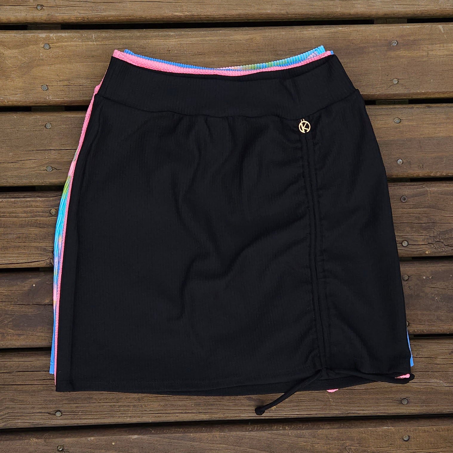 Saia Colissê Preta | Gringa | Saída de Praia | Mini Saia Plissê | Tecido Texturizado | Estoque Limitado