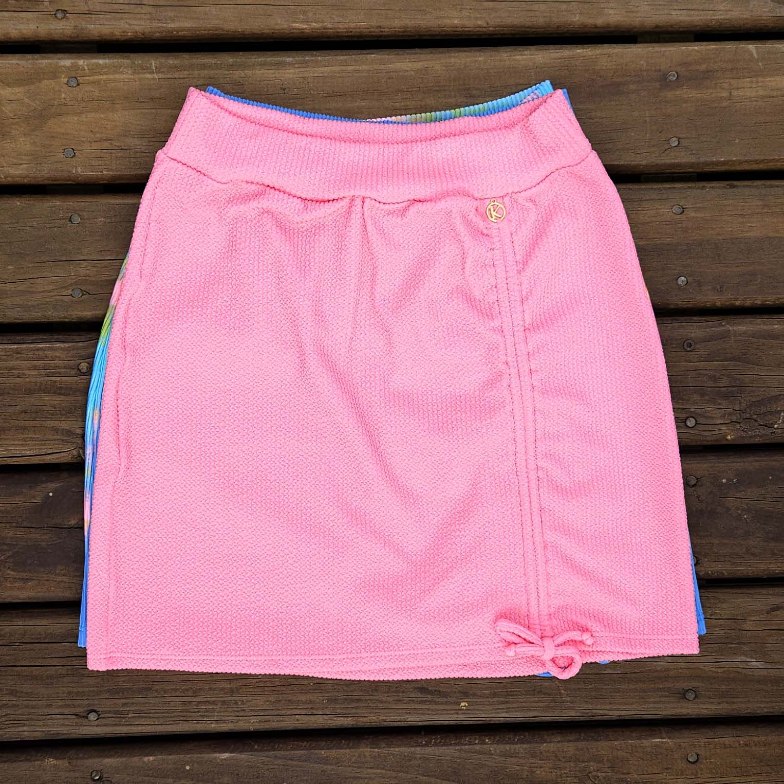 Saia Colissê Blush | Gringa | Saída de Praia | Mini Saia Rosa Plissê | Tecido Texturizado Semibrilho | Estoque Limitado