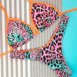Conjunto de Biquíni Animal Print Mescla com a combinação Laranja | Top Mara + Tanga Eva | Tradicional Asa Delta dupla face | Top cortininha com abertura para bojo