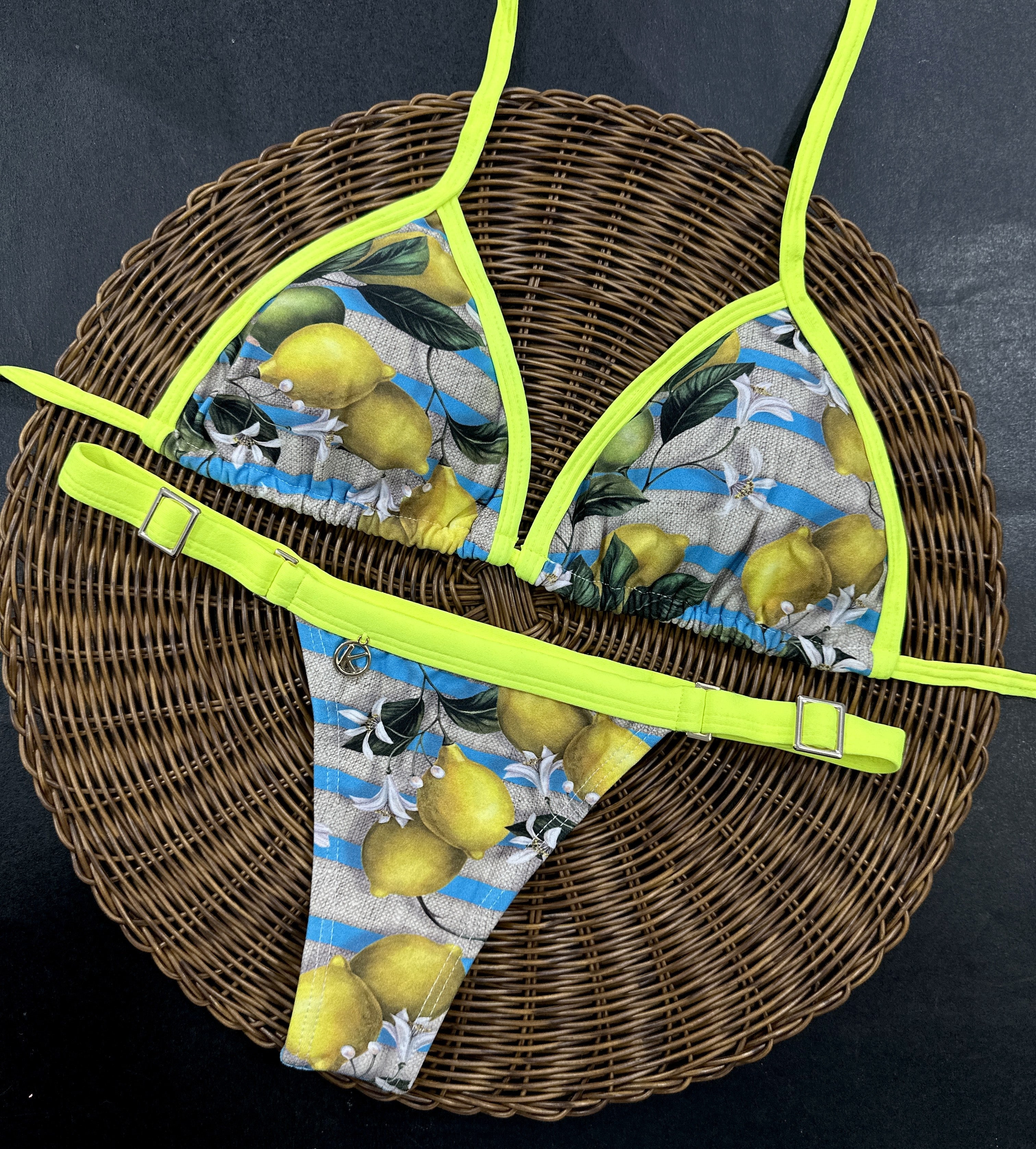 Conjunto de biquíni Limão Siciliano com a combinação Amarelo Neon | Top Mara + Tanga Fany | Top cortininha com abertura para bojo | Tanga fita deixa marca de bronze linda