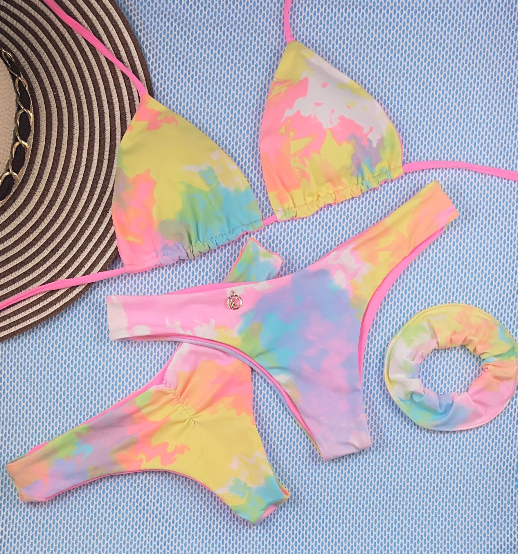 Conjunto de Biquíni Tie Dye com a Combinação Rosa Iogurte | Top Lua + Tanga Isa