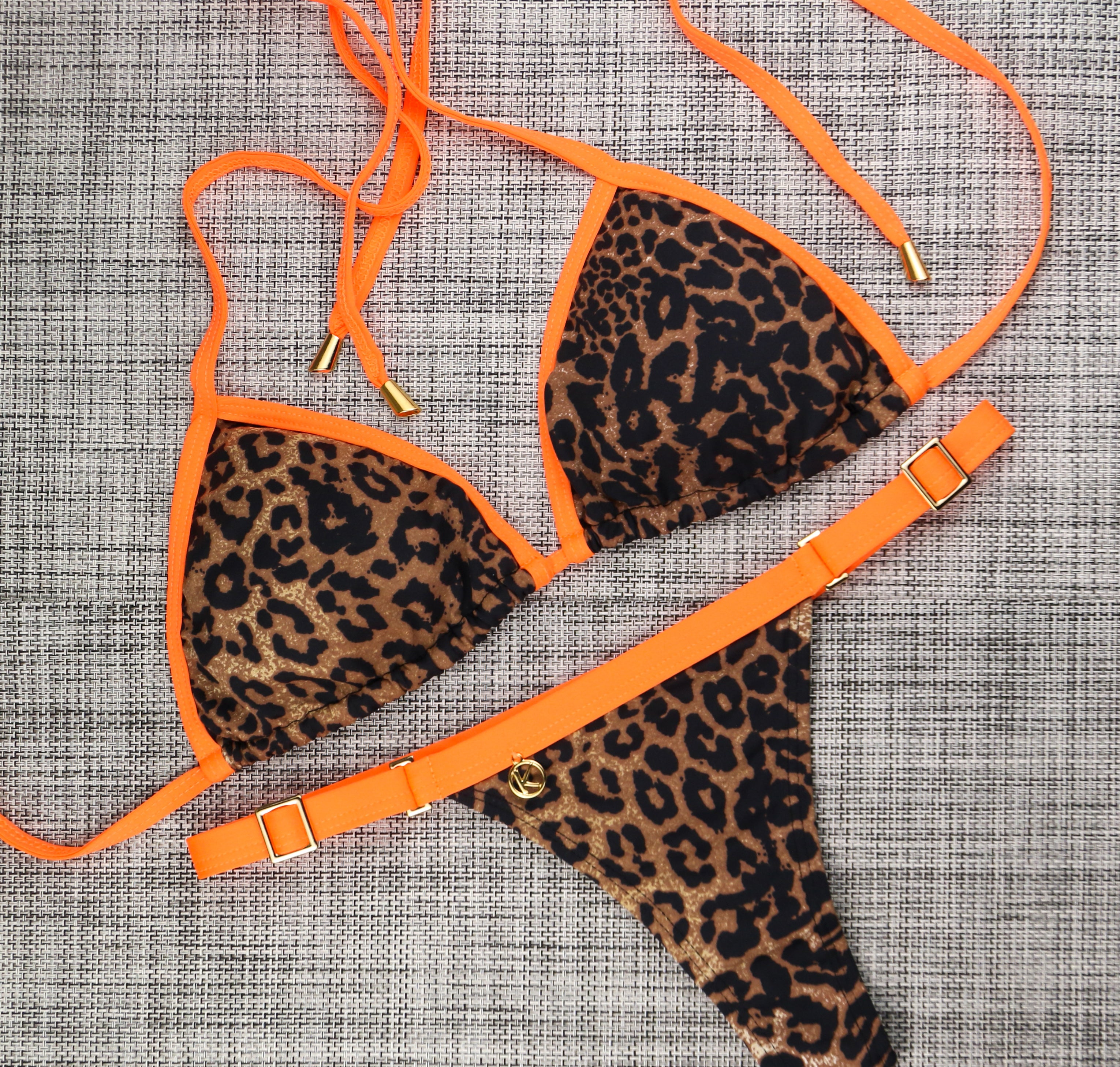 Conjunto de Biquíni Animal Print com a combinação Laranja | Top Mara + Tanga Fany | Top Cortininha com Abertura para Bojo | Tanga Marquinha de Fita semi fio dental