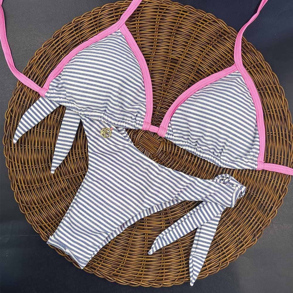 Conjunto de biquíni Denim com a combinação Iogurte | Top Mara + Tanga Mora | Top cortininha com abertura para bojo | Tanga com amarra nas laterais com a modelagem que valoriza o bumbum