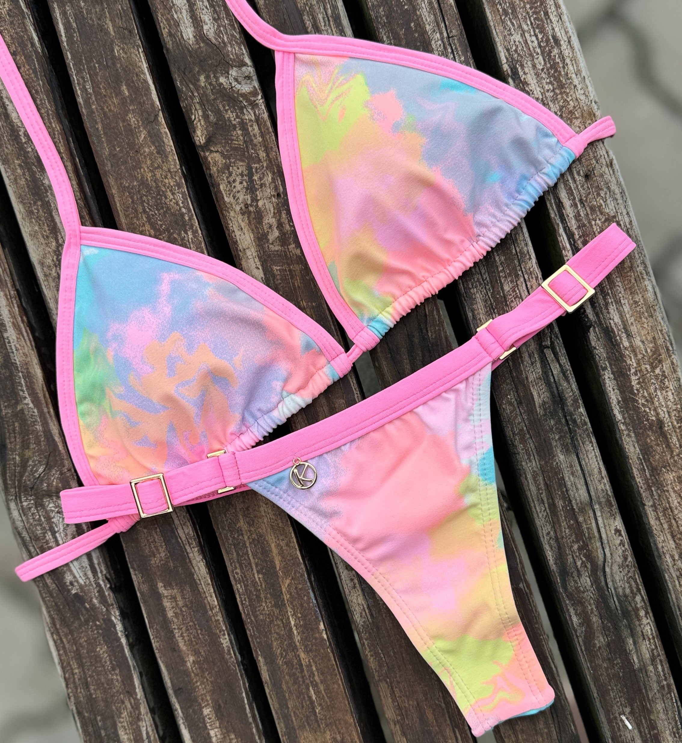 Conjunto de biquíni Tie Dye com a combinação Iogurte | Top Mara + Tanga Fany | Top cortininha com abertura para bojo | Tanga fita deixa marca de bronze linda com regulador que não esquenta no sol.