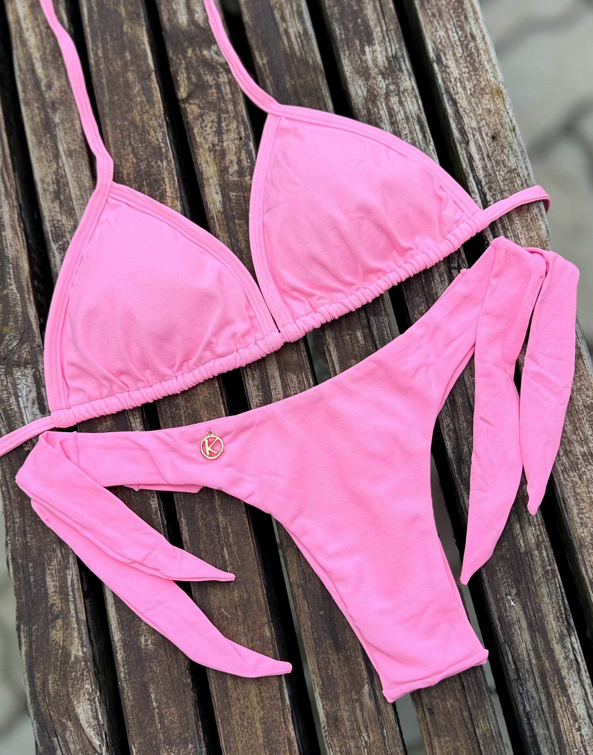 Conjunto de Biquíni Rosa Iogurte | Top Mara + Tanga Mora | Top cortininha com abertura para bojo | Tanga com amarração larga nas laterais e modelagem que valoriza o bumbum