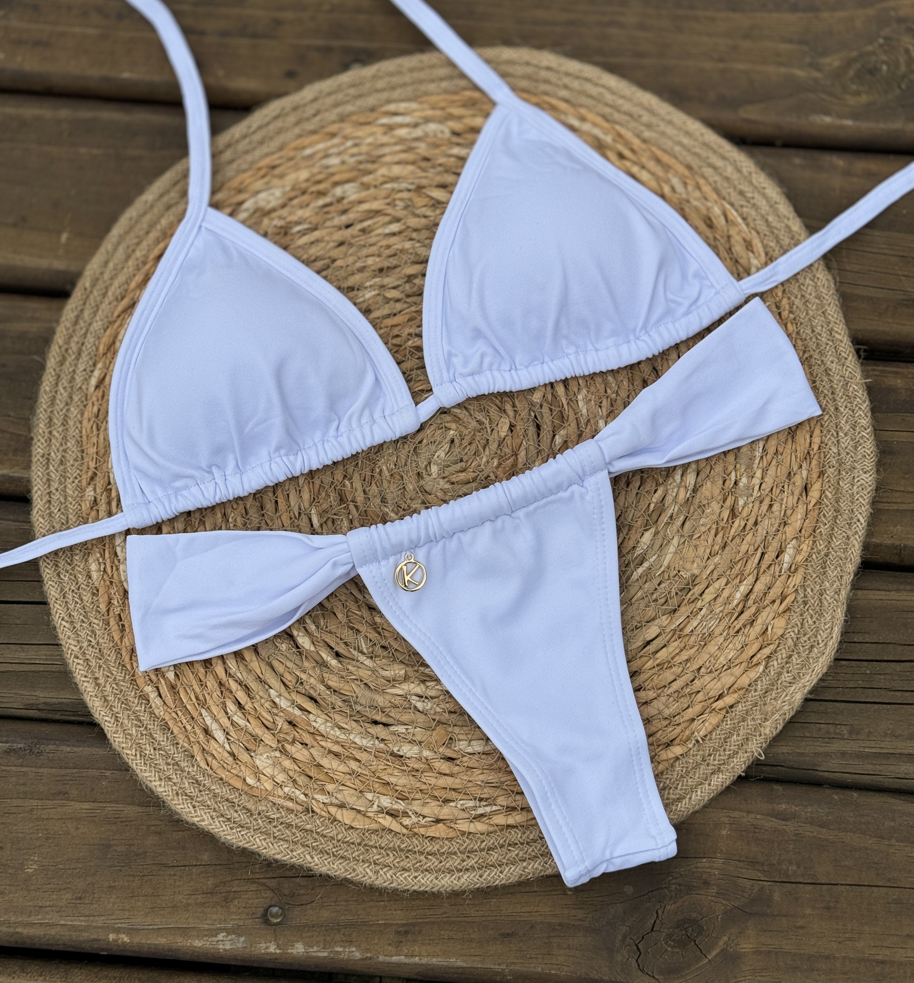 Conjunto de Biquini Branco | Top Mara + Tanga Gali | Tanga cortininha lateral com opção de deixar mais larga | Top cortininha com abertura para bojo | Tecido Opaco na cor Branca