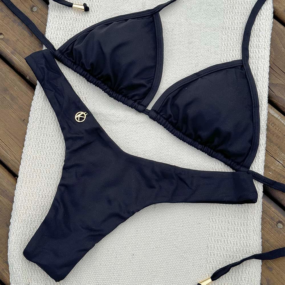 Conjunto de Biquíni Preto | Top Mara + Tanga Eva | Tradicional Asa Delta dupla face | Top cortininha com abertura para bojo | Tecido Opaco na cor Preta