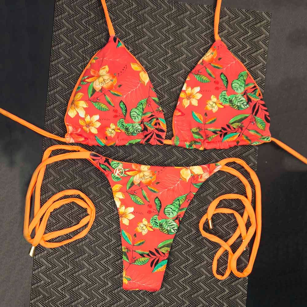 Conjunto de Biquíni Floral Coral com a combinação Laranja | Top Lua + Tanga Cora | Top Dupla Face com Bojo Embutido | Tanga Dupla Face com Laço Fio Dental