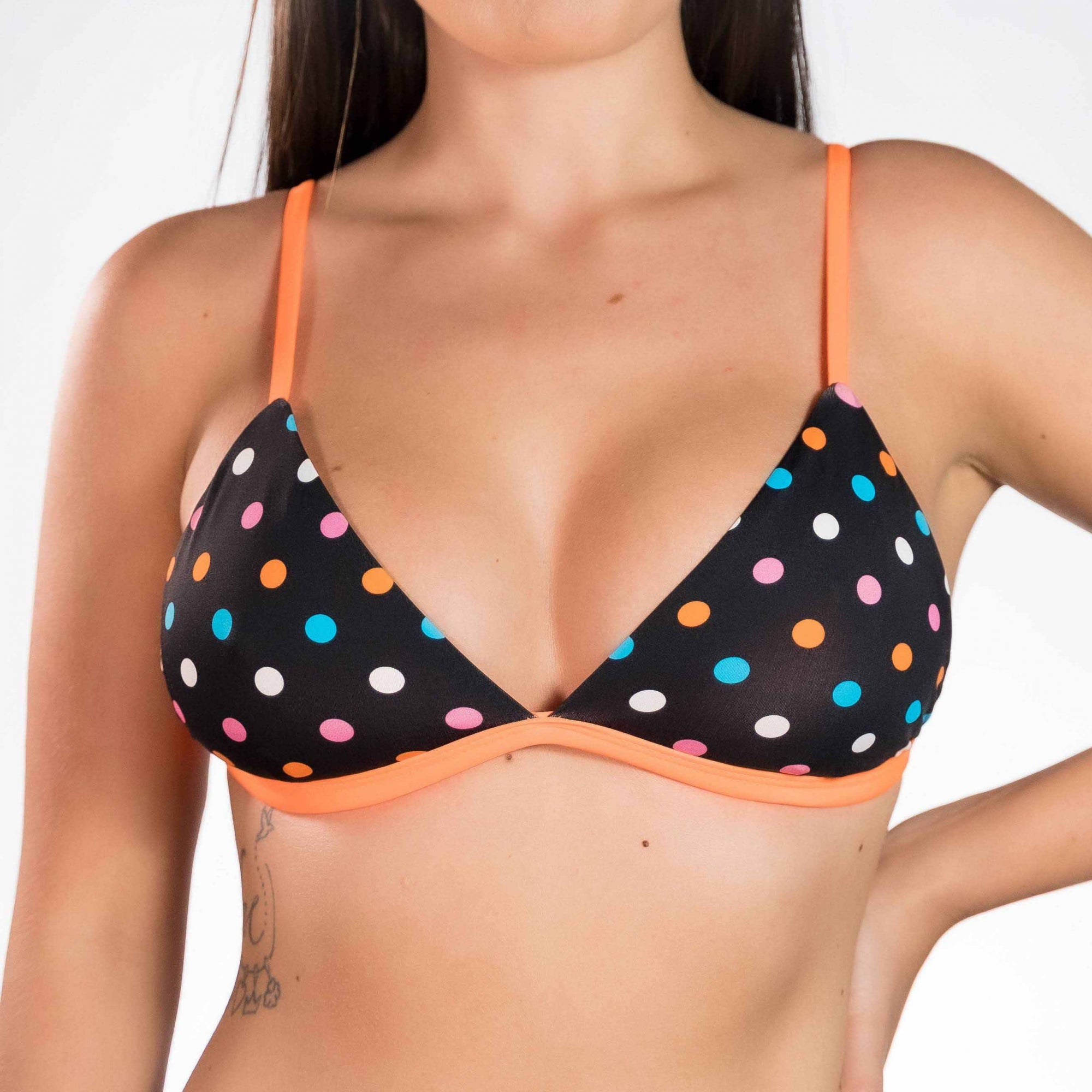 Top Jade Poá Colorê | Cortininha Triângulo Fixo | Estilo Sutiã com Amarração nas Costas | Alças com Regulagem | Biquíni Estampado | Detalhes em laranja